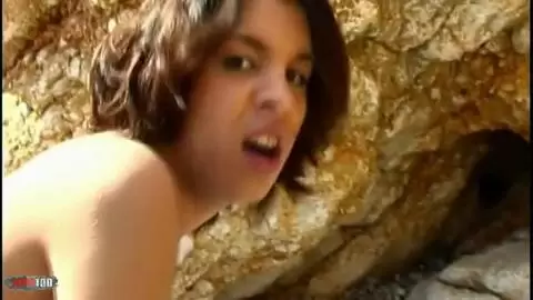 Une jolie beurrette se fait baiser à la plage photo 11