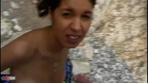 Une jolie beurrette se fait baiser à la plage photo 16