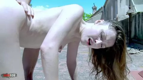 La russe maigre Macy Ssens baise hard et orgasme surpuissant