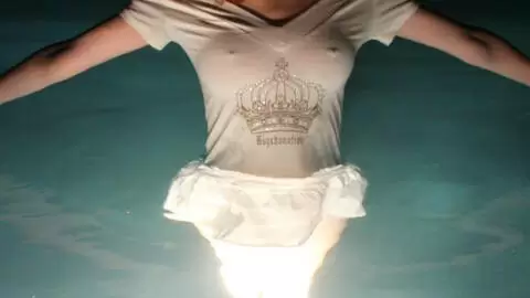 La belle petite à gros nichons Mademoiselle Lilith fait un strip devant la piscine  photo 3