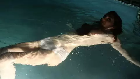 La belle petite à gros nichons Mademoiselle Lilith fait un strip devant la piscine  photo 6