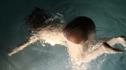 La belle petite à gros nichons Mademoiselle Lilith fait un strip devant la piscine  photo 11