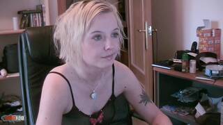 La ravissante blonde maeva blu