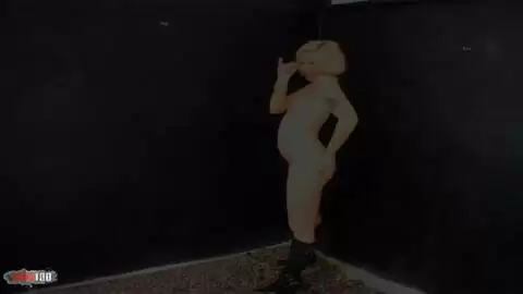 La belle blonde Maeva Blue faisant un striptease dans le garage  photo 16