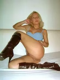 La superbe blonde Magda se dénude  photo 5