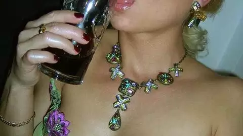 La belle blonde Magda se déshabillant  photo 4