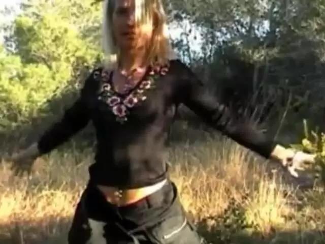 MILF blonde fait un pipi dans les bois photo 6