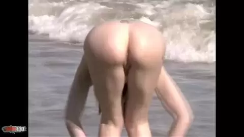 La superbe rousse Mahylis faisant un striptease en bord de mer  photo 06