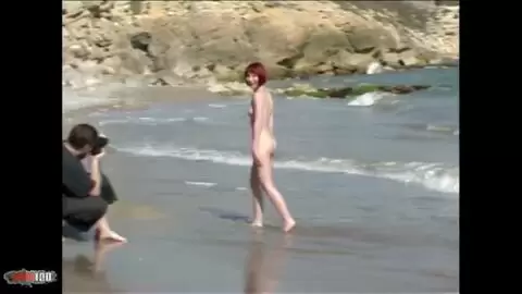 La superbe rousse Mahylis faisant un striptease en bord de mer  photo 10