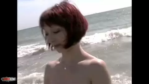 La superbe rousse Mahylis faisant un striptease en bord de mer  photo 11