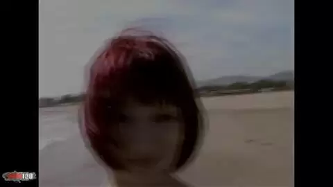 La superbe rousse Mahylis faisant un striptease en bord de mer  photo 16