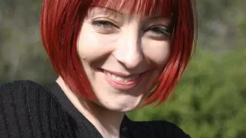 La très excitante jeune rousse Mahylis faisant un striptease dans les bois  photo 1