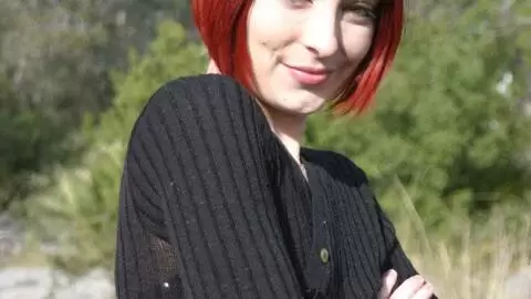 La très excitante jeune rousse Mahylis faisant un striptease dans les bois  photo 2