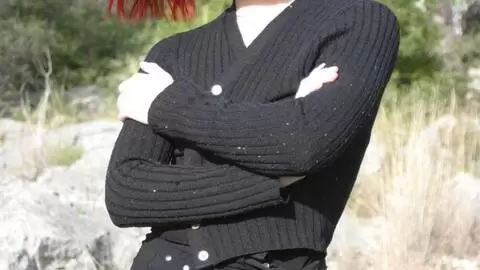 La très excitante jeune rousse Mahylis faisant un striptease dans les bois  photo 3