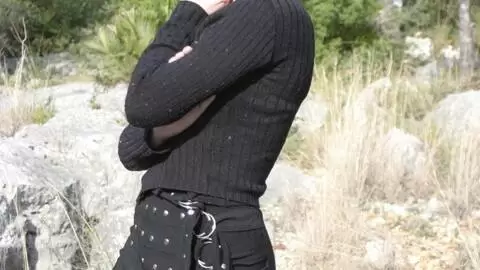 La très excitante jeune rousse Mahylis faisant un striptease dans les bois  photo 4