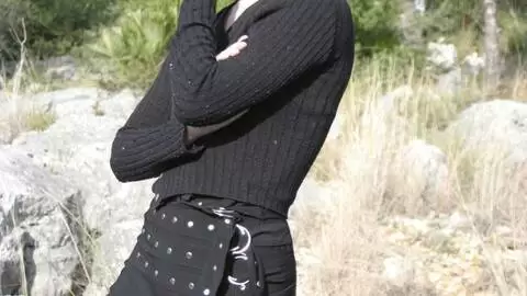 La très excitante jeune rousse Mahylis faisant un striptease dans les bois  photo 5