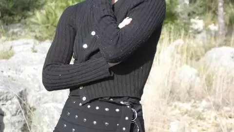 La très excitante jeune rousse Mahylis faisant un striptease dans les bois  photo 6