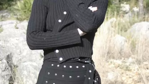 La très excitante jeune rousse Mahylis faisant un striptease dans les bois  photo 7