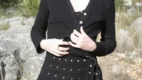 La très excitante jeune rousse Mahylis faisant un striptease dans les bois  photo 8