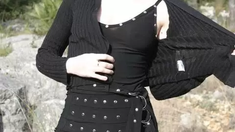 La très excitante jeune rousse Mahylis faisant un striptease dans les bois  photo 9