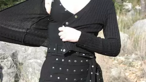 La très excitante jeune rousse Mahylis faisant un striptease dans les bois  photo 10