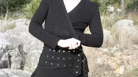 La très excitante jeune rousse Mahylis faisant un striptease dans les bois  photo 11