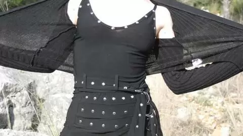 La très excitante jeune rousse Mahylis faisant un striptease dans les bois  photo 12