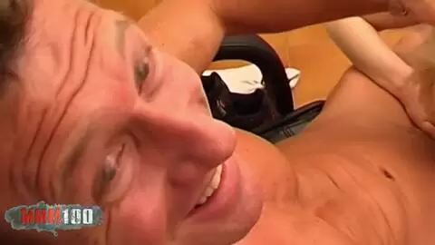 Pascal Saint James frappe sa secrétaire tchèque Maica sur le bureau photo 07