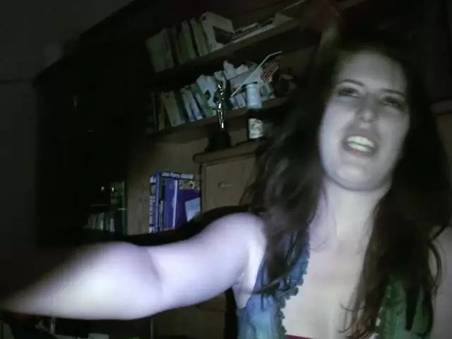 Allya fait la rencontre d'un insecte vert et elle n'arrive pas à s'en remettre ! photo 5