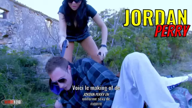 Voici le making of de jordan perry en uniforme sexy de fliquette