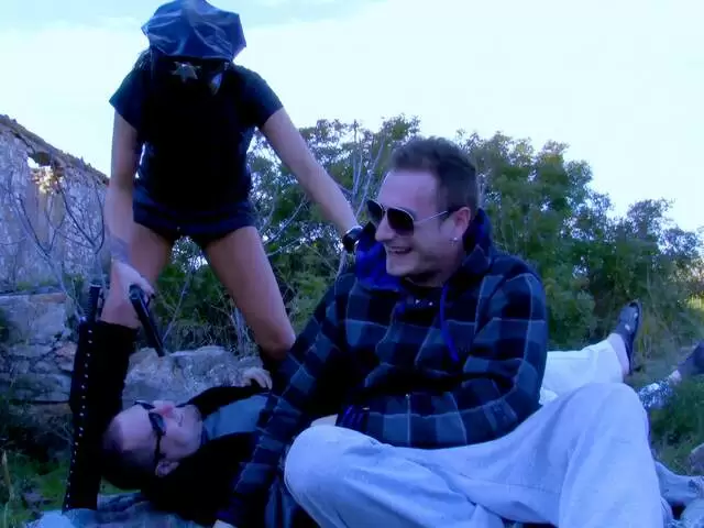 Voici le making of de jordan perry en uniforme sexy de fliquette photo 5