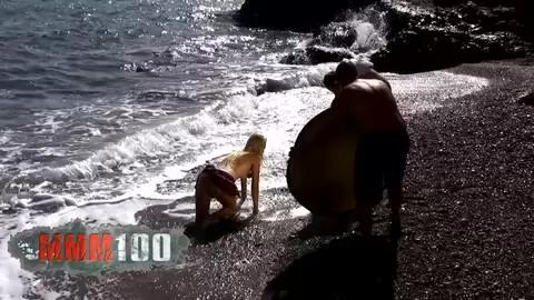 La jolie blonde Mallory Moore faisant un striptease sur la plage  photo 07