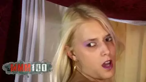 Strip très glamour de cette sublime poupée blonde photo 03