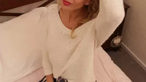 Séance photo sur le lit avec la chaude blonde Mally Cherry photo 5