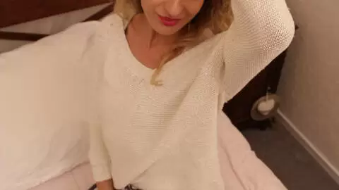 Séance photo sur le lit avec la chaude blonde Mally Cherry photo 6