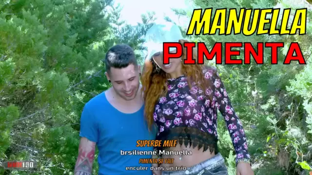 Superbe milf brésilienne Manuella Pimenta se fait enculer dans un trio sauvage