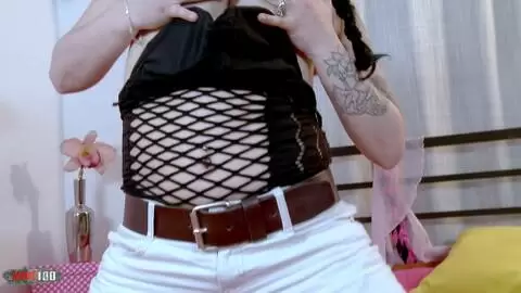 La superbe mère de famille brune à gros nichons Margaux Lenoir se déshabillant dans la chambre à coucher  photo 02