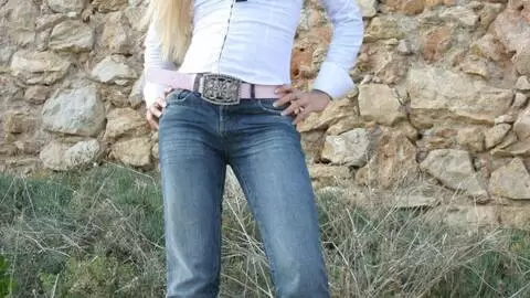 La superbe petite blonde Maria Angel se dévoile sur la plage  photo 3