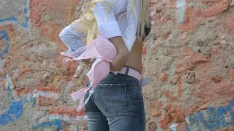 La superbe petite blonde Maria Angel se dévoile sur la plage  photo 6