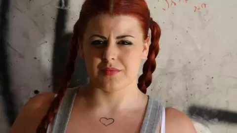 La voluptueuse Maria Bose fait un strip 