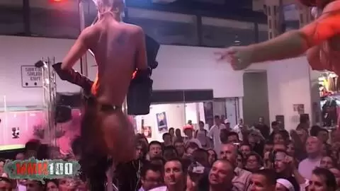 Scène porno en public au festival de Barcelone photo 03