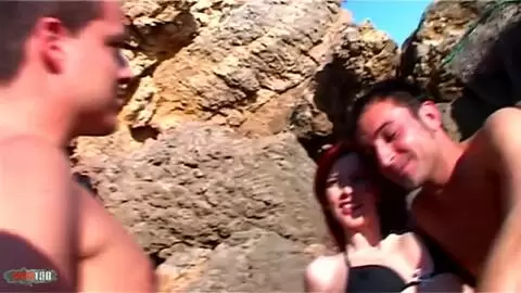 Une hongroise rouse suce et baise comme une nimpho à la plage photo 01