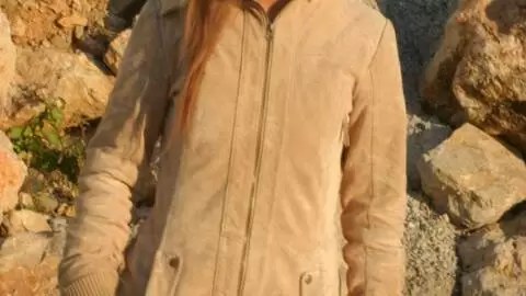 La magnifique teen blonde Marta se dénude sur la plage  photo 1