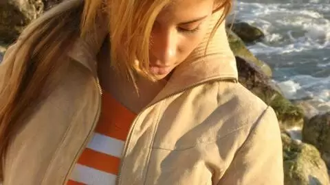 La magnifique teen blonde Marta se dénude sur la plage  photo 2