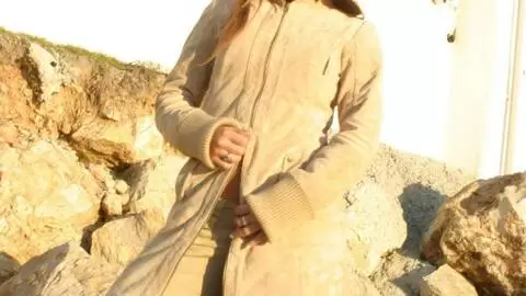 La magnifique teen blonde Marta se dénude sur la plage  photo 3