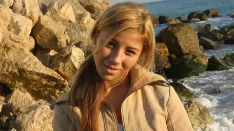 La magnifique teen blonde Marta se dénude sur la plage  photo 6