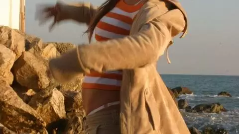 La magnifique teen blonde Marta se dénude sur la plage  photo 8