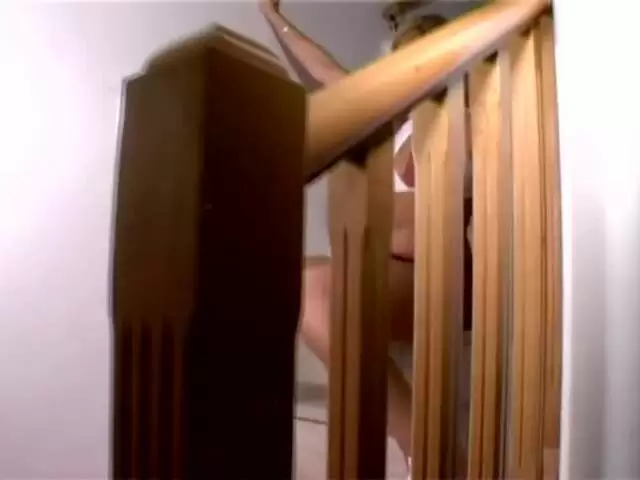 La superbe jeune blonde Marta pose dans les escaliers  photo 2