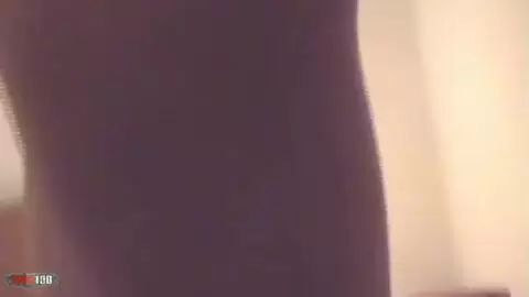 Une milf blonde se branle et nous montre sa grosse chatte poilue photo 03