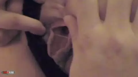 Une milf blonde se branle et nous montre sa grosse chatte poilue photo 09